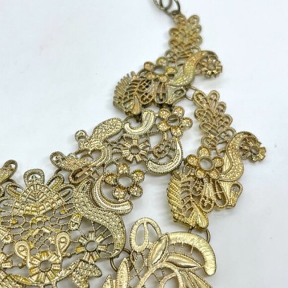 VINTAGE LACE CUT OUT BIB NECKLACE ANTIQUED LIGHT GOLD TONE CHAIN ORNATE FILIGREE - Picture 11 of 15